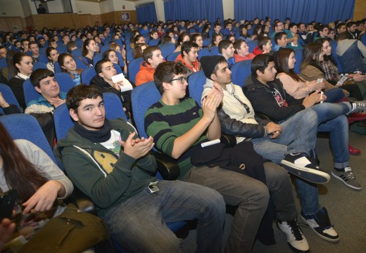 Máis de 270 estudantes disfrutaron dunha actuación musical no Auditorio de Riveira con motivo do Día de Rosalía de Castro